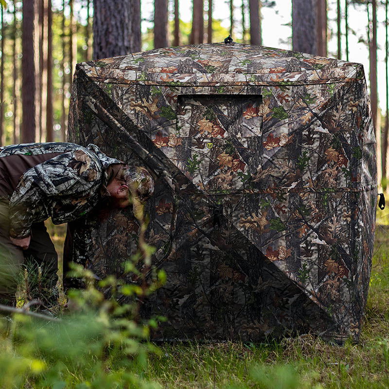 the hunter is setting up the hunting blind