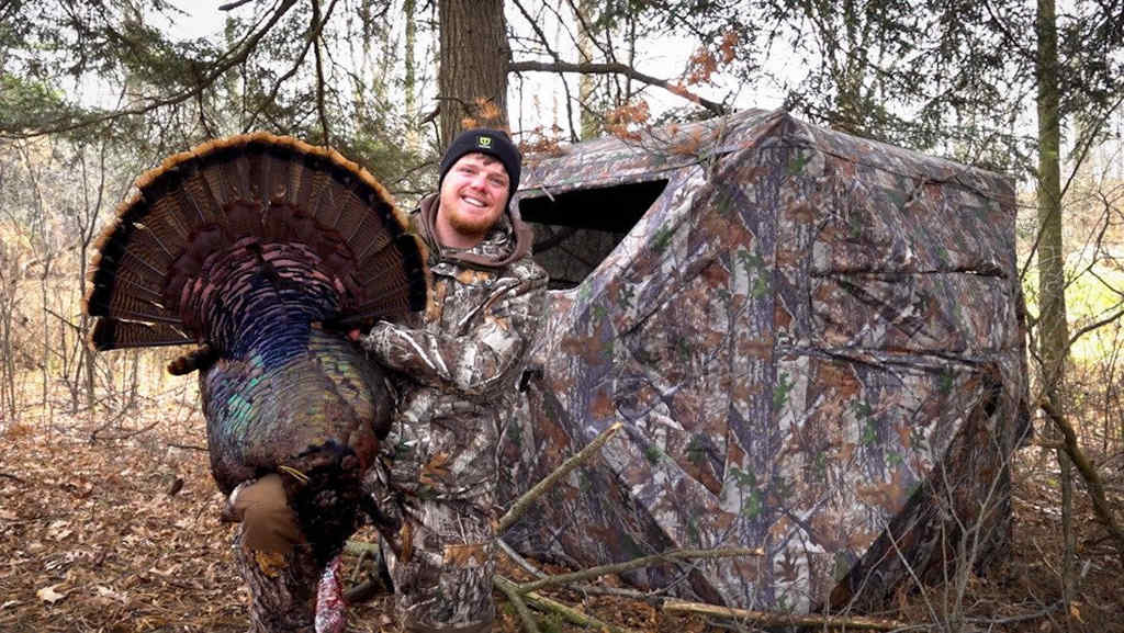 the hunter targets turkeys with Tidewe ground blind