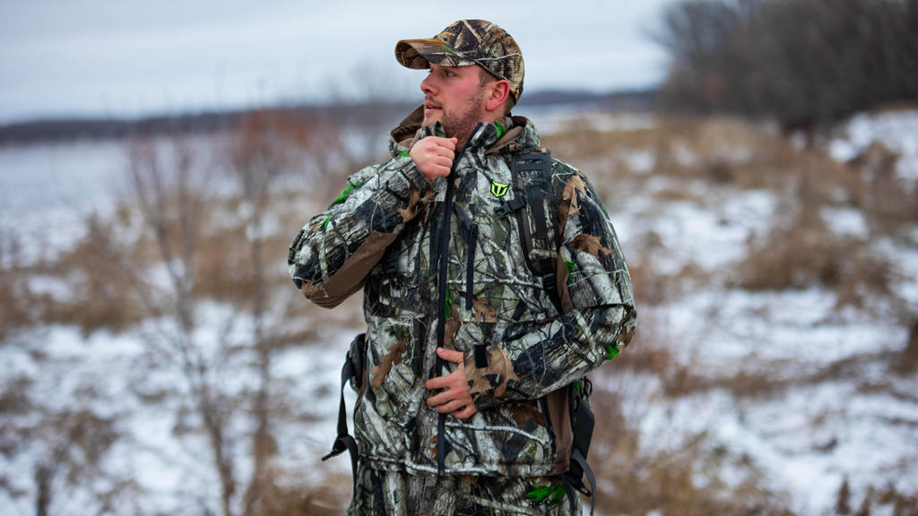the hunter man wears a TideWe heated jacket to stay warm when hunting